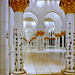 AbuDhabi : la galleria esterna della moskea con le sue colonne fiorate e una luce travolgente !