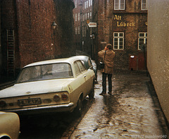 Belebtes Motiv, eine Lübecker Gasse (1971) mit Kneipe