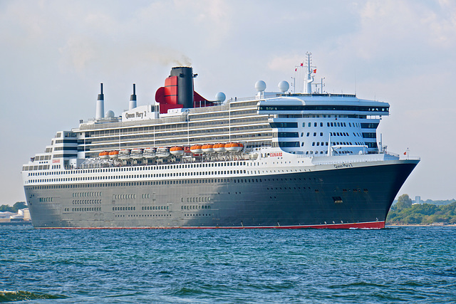 QUEEN MARY 2 sailing from Southampton
