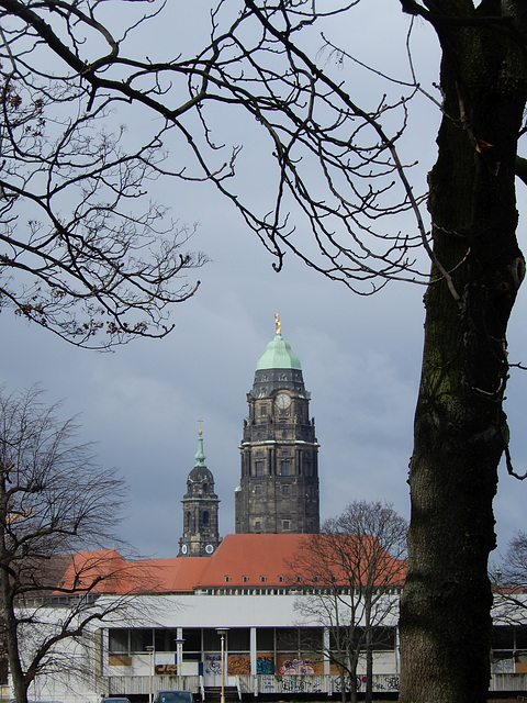 Türme des Rathauses und der Kreuzkirche in Dresden