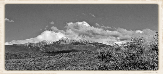 Vivès (66) 21 mai 2015. Vue sur le massif du Canigou (2784m).