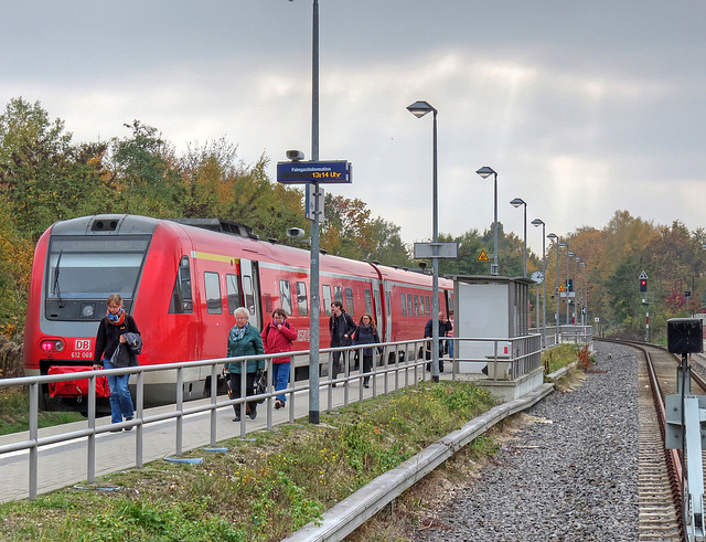 (303/365) Regionalbahn von Leipzig nach Chemnitz hält in Burgstädt