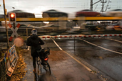 Im Regen am Bahnübergang