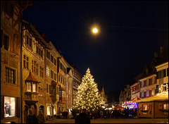 Rathausplatz mit Weihnachtsmarkt