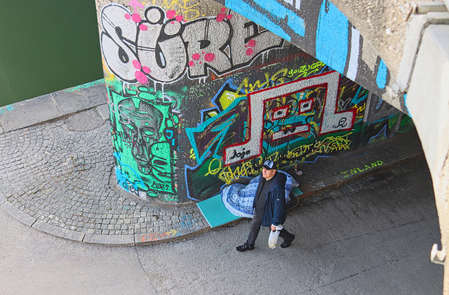 1 (90)...austria vienna ...am kanal..graffiti street with homeless bed