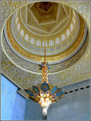 AbuDhabi : anche le cupole più piccole hanno il loro lampadario prezioso ed elegante coordinato con gli altri arredi della moskea