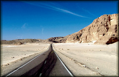 SINAI  : la strada che porta al monastero di Santa Caterina - da Sharm 217 km. di deserto