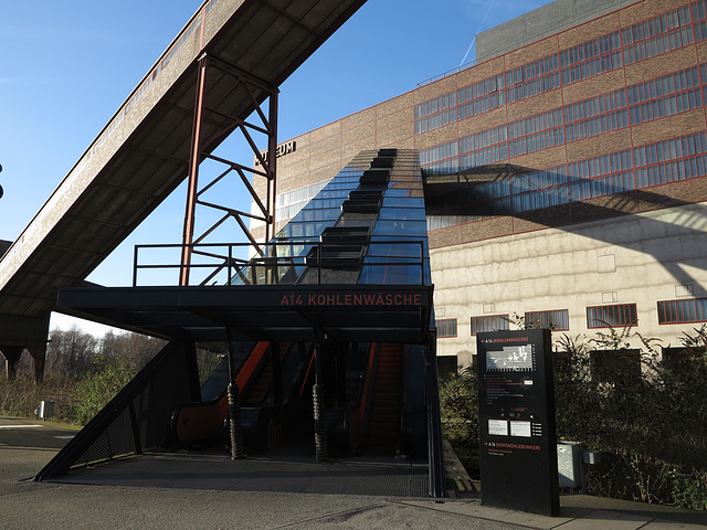 Rolltreppe zum Museum