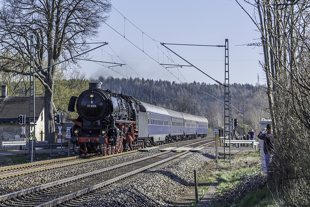 Sonderzug der Ulmer Eisenbahnfreunde bespannt mit 01 1066