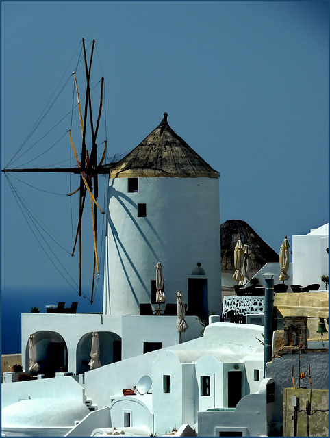 Santorini : Un dettaglio del grande mulino a vento di Oia