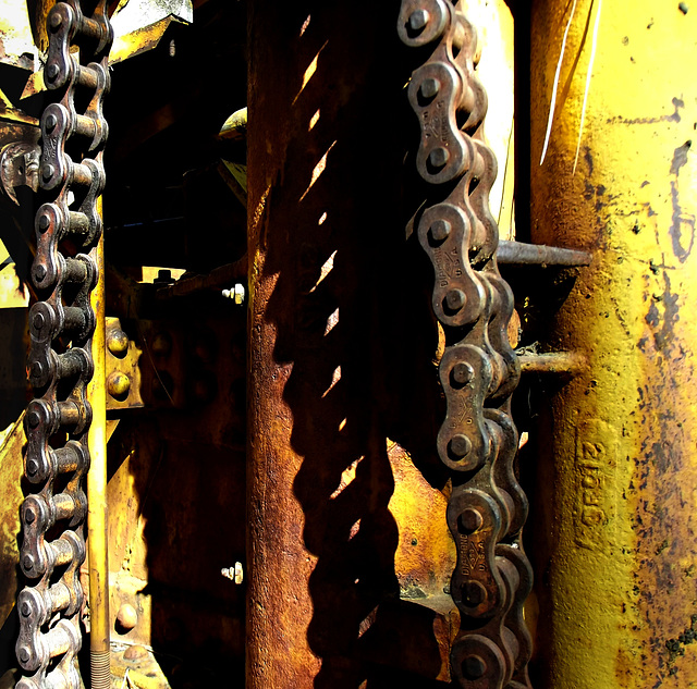 Straddle carrier chains