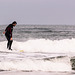 surfista regresando a la playa