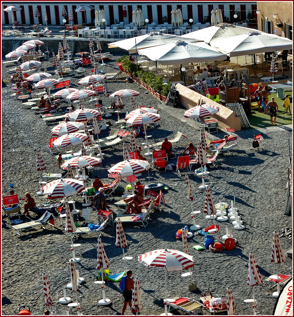 Ombrelloni rotondi e quadrati ai bagni S.Nazaro di Genova
