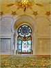 AbuDhabi : porte di uscita e gran tappeto verde e ricami colorati nella moskea Zayed