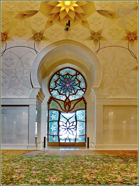 AbuDhabi : porte di uscita e gran tappeto verde e ricami colorati nella moskea Zayed