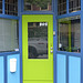Die grüne Tür im blauen Haus