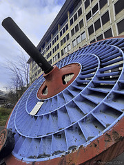 Jonval-Turbine vor dem Gebäude der MAN Energy Solutions Schweiz ... P.i.P. (© Buelipix)