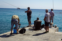 Insel Griechen bei ihrem beliebtesten Hobby, dem Angeln und in ausgedehnten Gesprächen