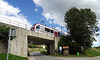Die Schmalspurbahn Yverdon–Ste-Croix (YSteC) bei der Ortschaft Baulmes