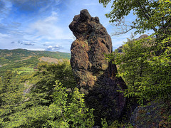 Dito  di roccia ofiolitica sui dirupi del Groppo di Gorro - Roccamurata