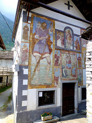 Mosaico di affreschi del 1668 sulla facciata dell'Oratorio di San Bernardo da Mentone - Rovesca (VB)