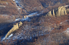 Veduta invernale sui Salti del Diavolo, i famosi denti di roccia della Val Baganza.