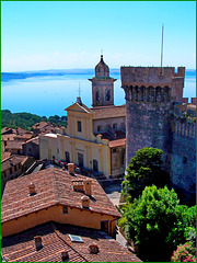 Bracciano : dall'alto del castello :la chiesa , il lago e una torre