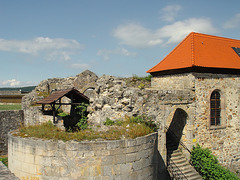 Burg Herzberg, Bergfriedstumpf und Zugang zur Oberburg