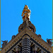 Marseille : Notre Dame de la Garde - una inquadratura estrema per riprendere la statua dorata sul campanile con il Bambino i braccio