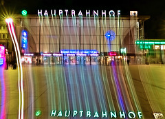 Hauptbahnhof Köln - hier fährt wenigstens die Kamera hin und her... bunt und bewegt...