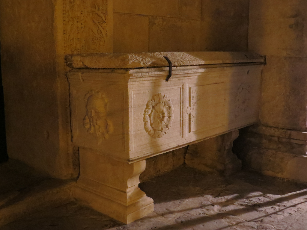 Split : sarcophage au pied du temple de Jupiter.