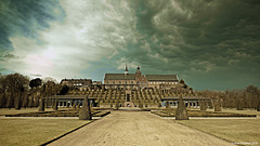 Osthang des Klosterbergs mit dunklen Wolken