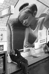 dormeur dans le metro