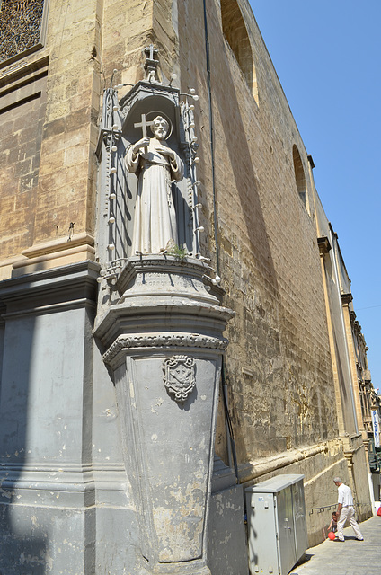 Malta, Valetta, Corner Street Statue