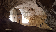 Frasassi-Höhle ... Eremo di S. Maria infra Saxa e Tempietto del Valadier – Genga (AN)