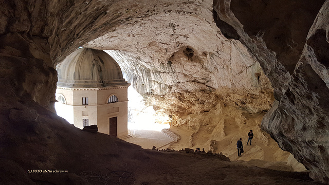 Frasassi-Höhle ... Eremo di S. Maria infra Saxa e Tempietto del Valadier – Genga (AN)
