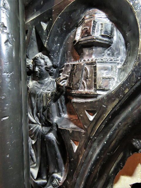 canterbury cathedral (129)angel with lectern detail of c14 tomb of archbishop meopham +1333