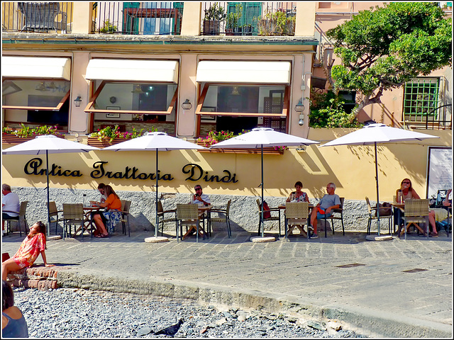 Ombrelloni sulla piazzetta di Boccadasse - il borgo più fotografato della città !