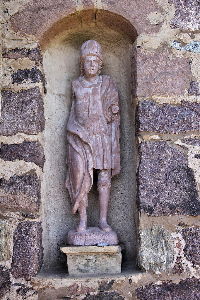 Figur am Eingang der Kirche
