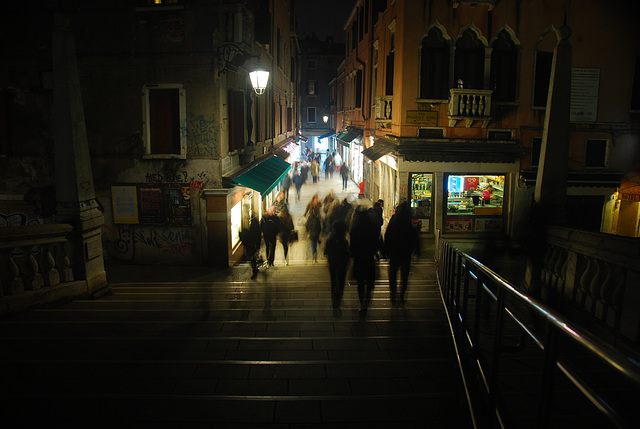 Nachts, unterwegs in Venedig