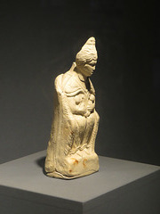 Jublains : statuette en terre cuite de déesse mère.