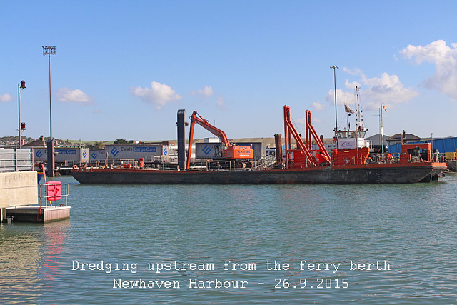 Bucket crane, on lighter Paul, dredging - Newhaven - 26.9.2015