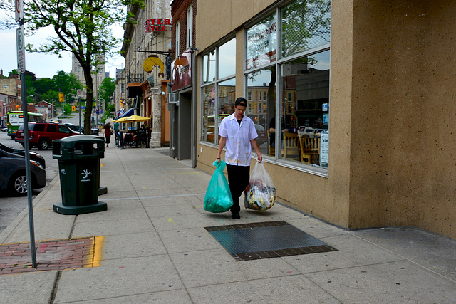 Canada 2016 – Guelph – Carrying refuse