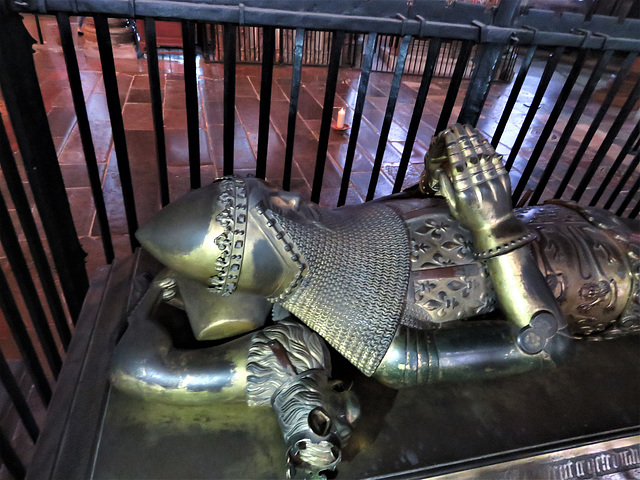 canterbury cathedral (107) bronze effigy on c14 tomb of edward +1376 later known as the black prince