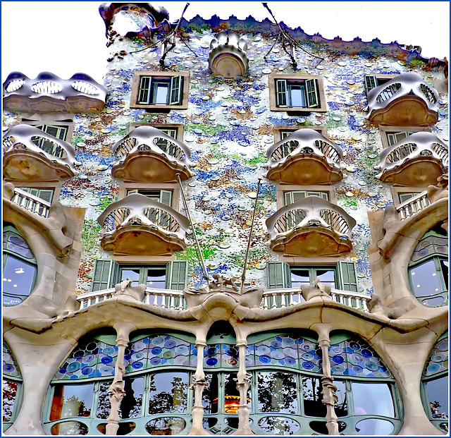Barcellona : Casa Batlló , vista dal basso davanti all'ingresso principale.