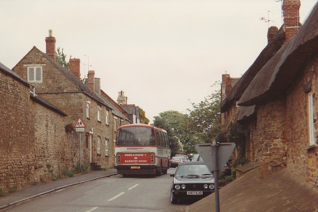 Midland Red South 5 (331 HWD ex BVP 787V) in Sibford Gower – 1 Jun 1993 (196-10)