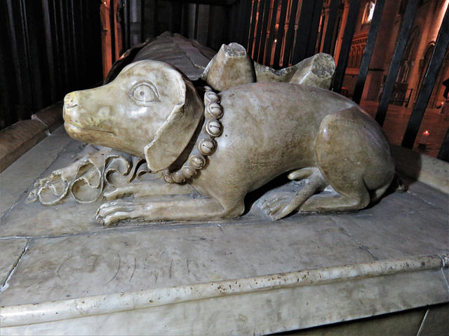 canterbury cathedral (97) dog at feet of c14 tomb effigy of archbishop william courtenay +1396