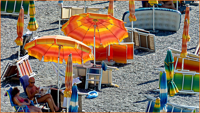 Umbrellas : tanti colori su questa spiaggia di Genova