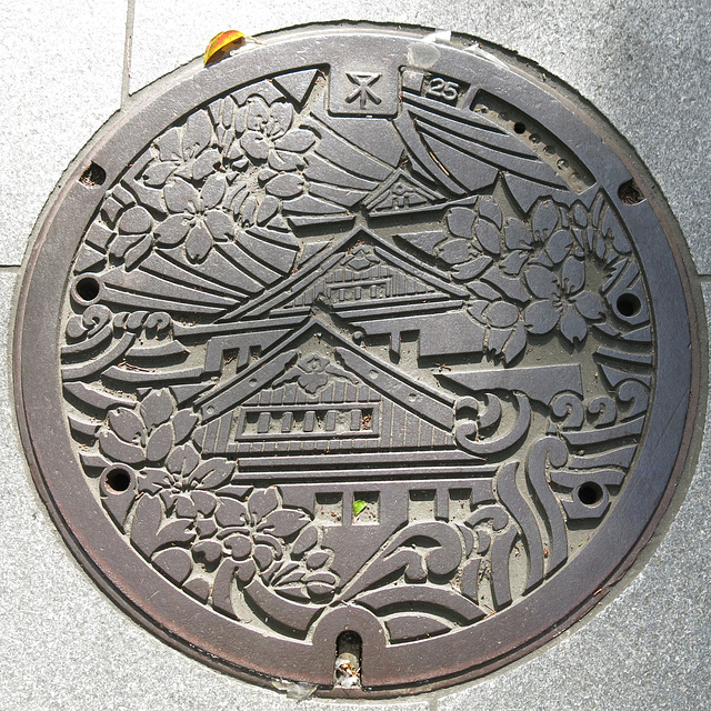 Plaque d'égout à Osaka (Kansai, Japon)