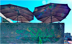 Graffiti e ombrelloni controluce